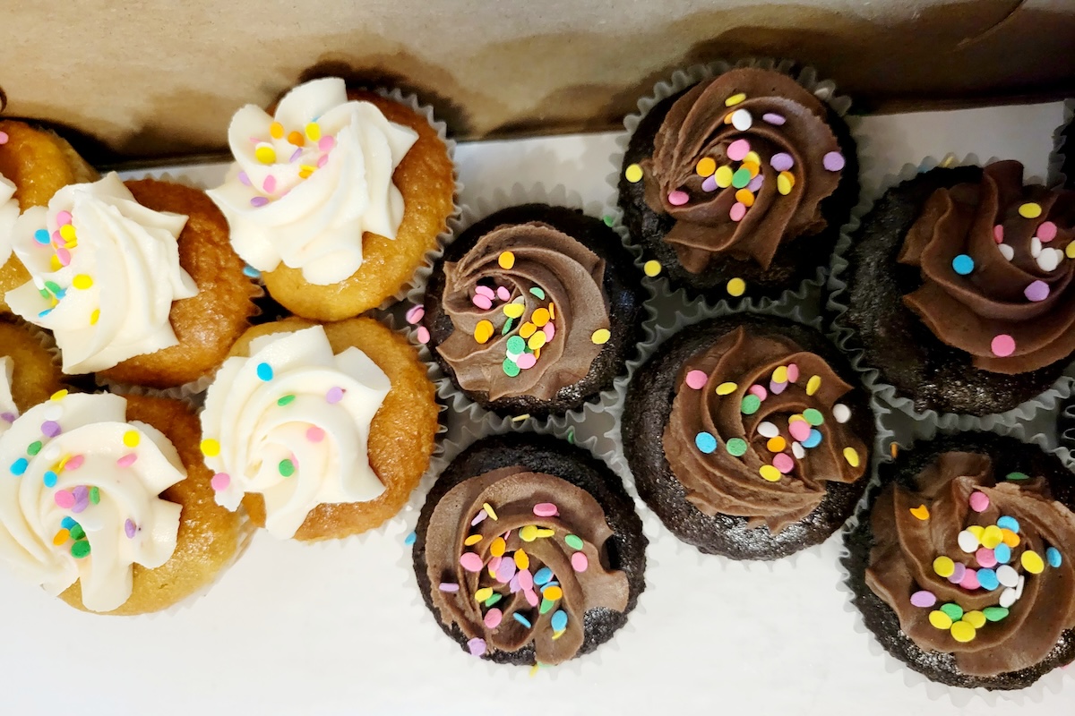 black and white mini cupcakes