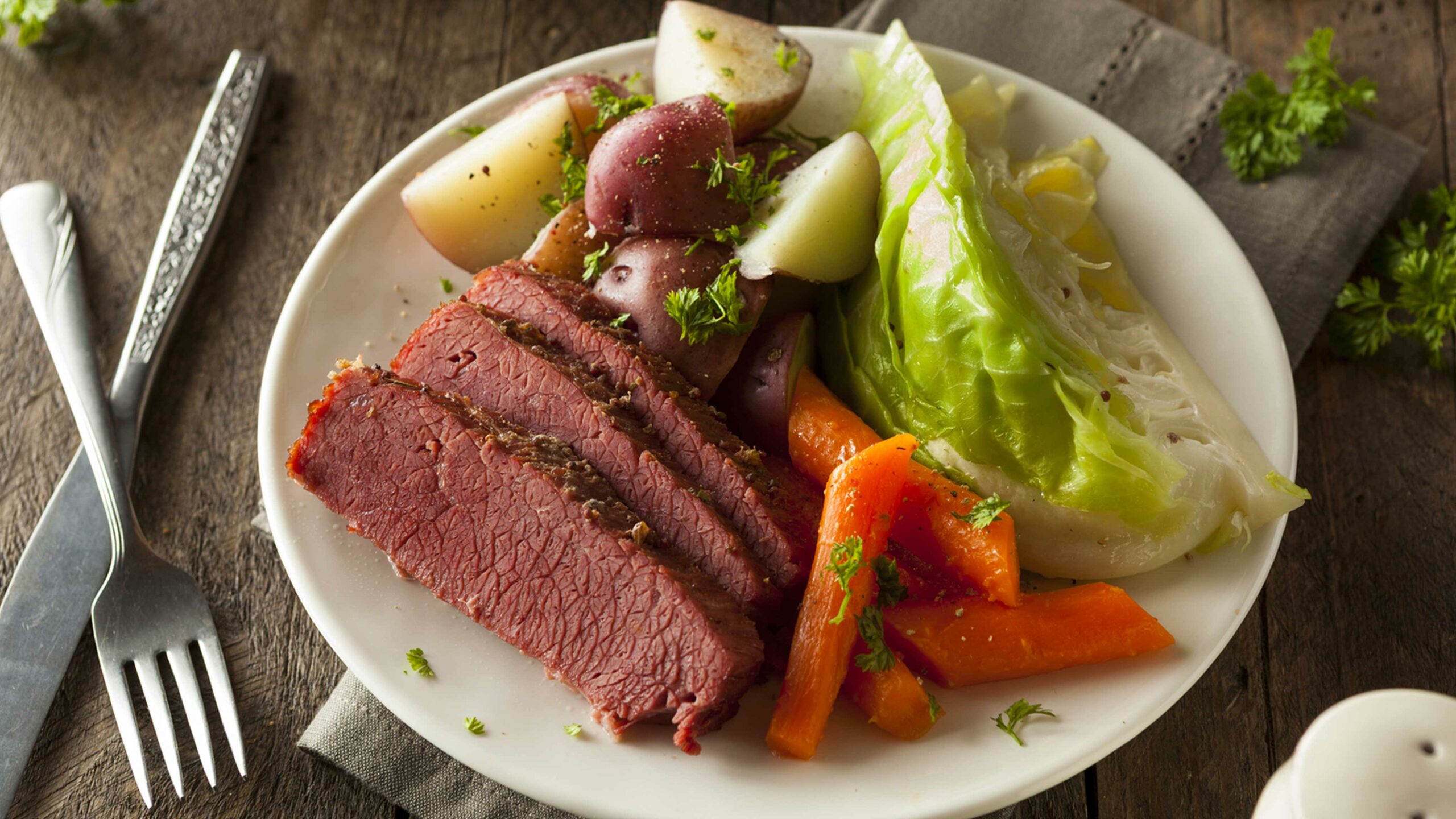 Today, we’re bringing you the origin of the popular seasonal dish created by Irish immigrants: corned beef and cabbage. Millions of immigrants had escaped the great famine in the late 19th century by fleeing to the Americas with little to no money. Being frugal with their income, they deviated from their pork and potato diet to beef and (essentially a filler) cabbage. If you have come to love this sensible dish, here are five spots that can feed your craving on National Corned Beef and Cabbage Day on March 17th. 