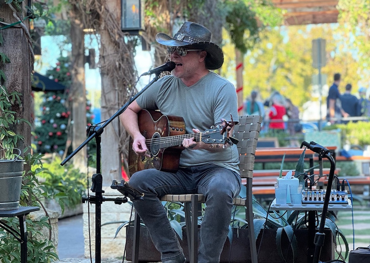A live performer entertains guests on the patio at Smoky Rose. | Photo by Smoke Rose