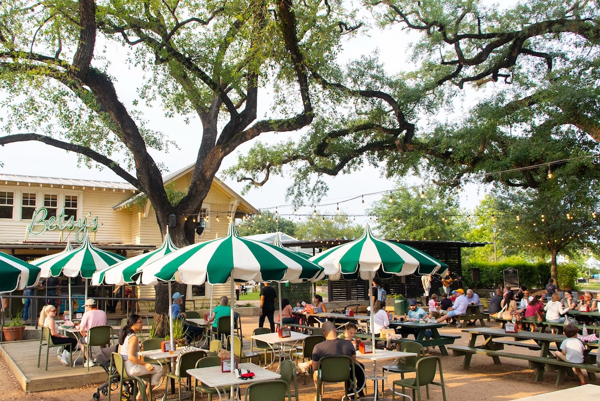 Betsys - DiningOut The idyllic outdoor setting at Betsy's at Evelyn's Park. | Photo by Betsy's