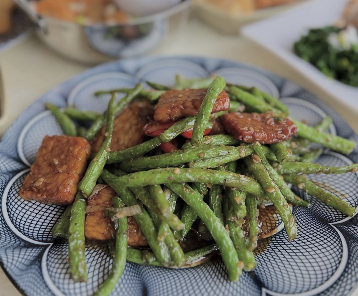 Spicy green beans with a meat alternative at Trendy Vegan. | Photo by Trendy Vegan