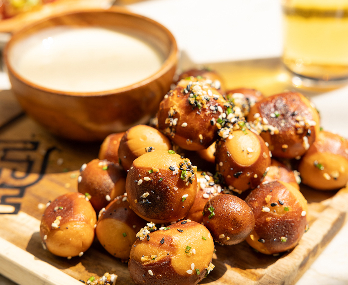 Pretzel bites with hatch chile queso at LRH. | Photo by Omni Las Colinas