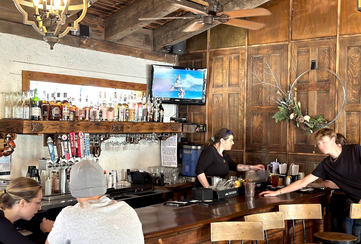 Salsiccia-Pizza-Michael-Anthony - DiningOut Murphy's has a chill vibe and great food. | Photo by Kevin Foote