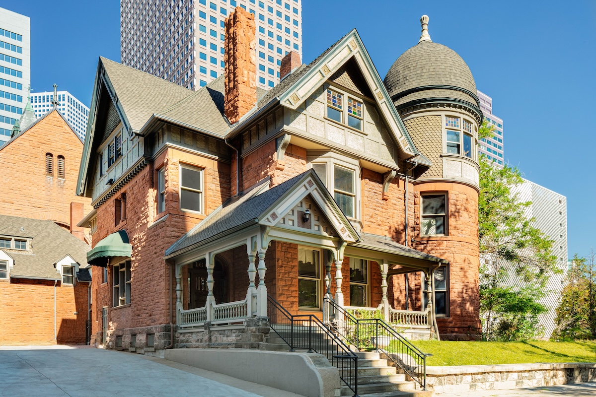 - DiningOut Global The historic George Schleier Mansion is now Urban Cowboy Public House, a boutique hotel. | Photo by Ben Fitchett
roberta's Pizza