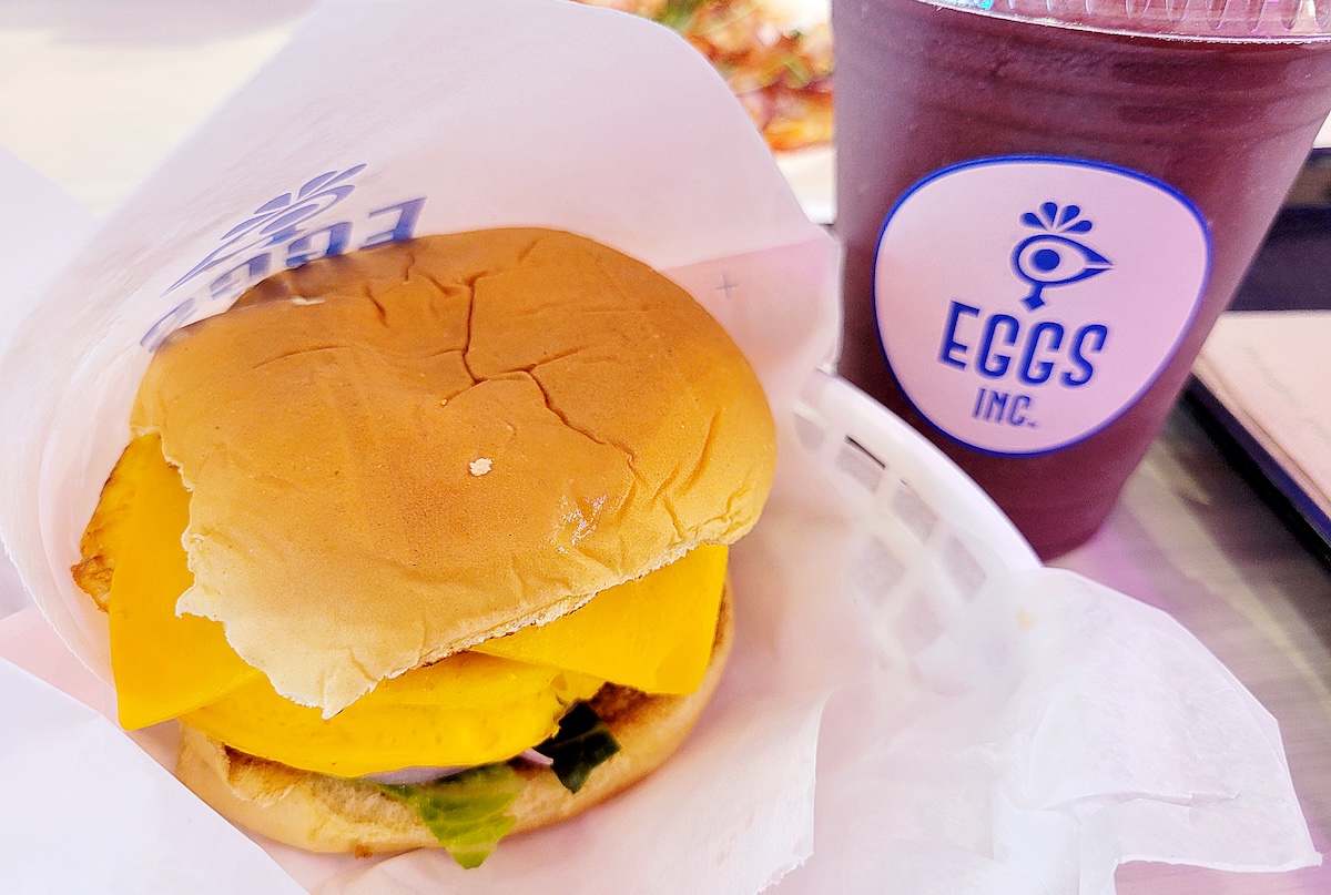 The Spicy Egg Bun and a smoothie. | Photo by Linnea Covington