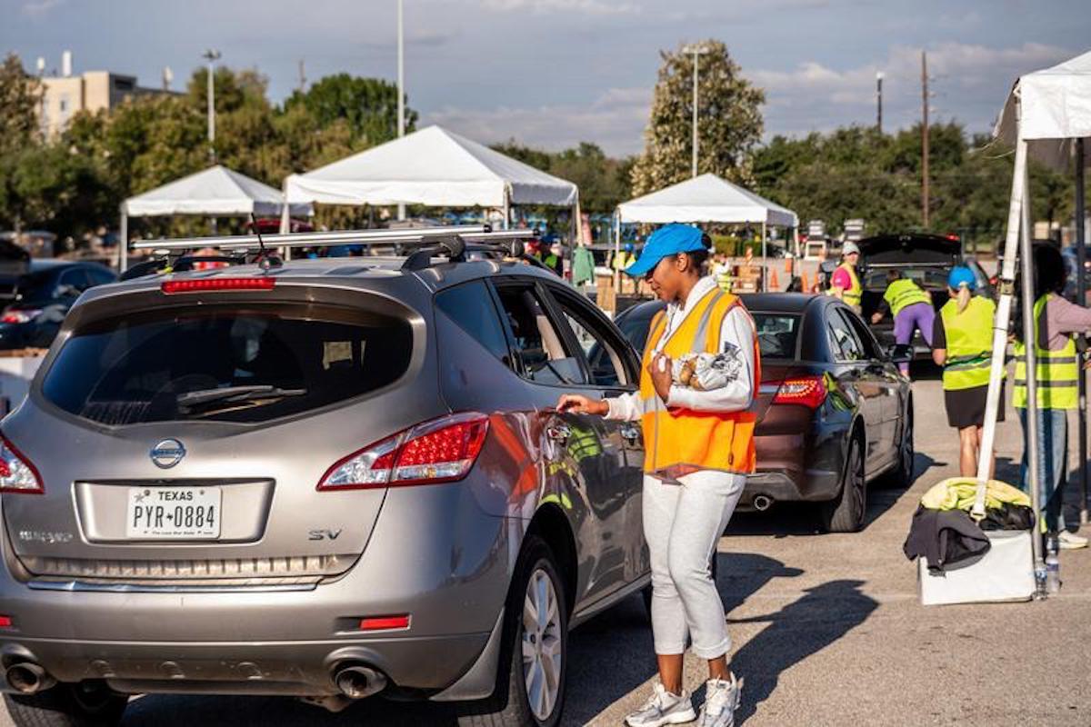 Volunteers dstribute food at one of the Houston Food Bank distribution sites. | Photo by Houston Food Bank