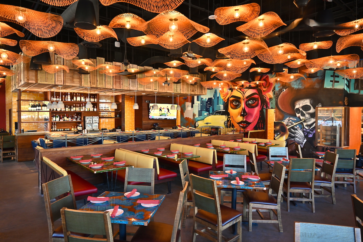 The vibrand dining room and bar at Candente Bellaire. | Photo by Alex Montoya