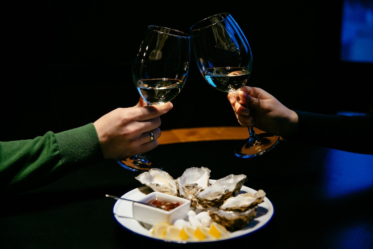 Man and woman do a cheers with champagne glasses. ID: 93643998 by azovtcev161 oysters Fin N tonic