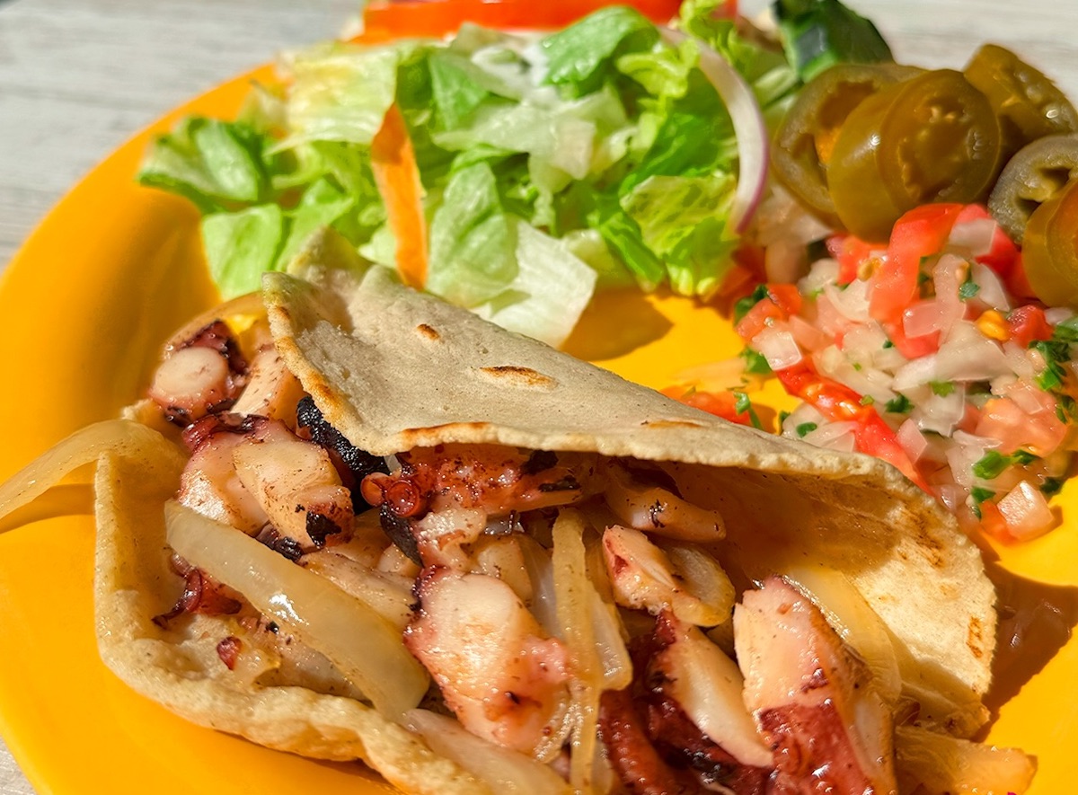 A taco plate with fixins at El Rey Del Taco. | Photo by El Rey Del Taco