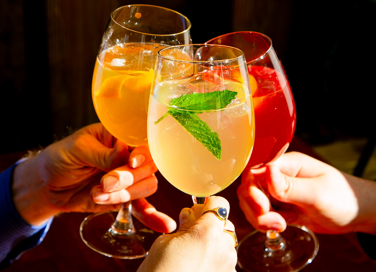 Happy hour cocktails cheers at a mano. | Photo by Sarah Espinoza