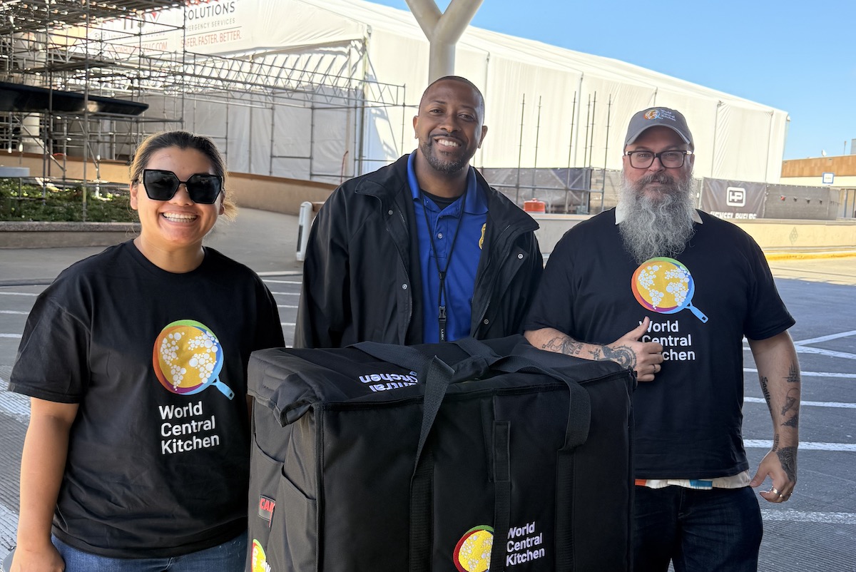 Graham Painter and Benchawan Jabthong Painter deliver meals to TSA workers through World Central Kitchen. | Photo by Street to Kitchen