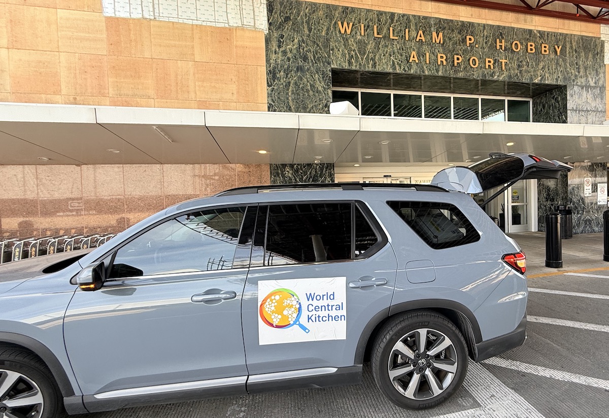 Graham Painter and Benchawan Jabthong Painter deliver meals to Hobby Airport in Houston through World Central Kitchen. | Photo by Street to Kitchen