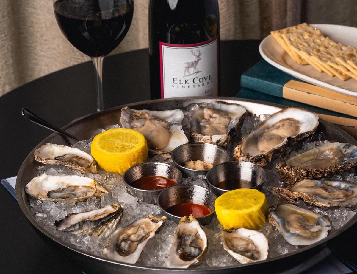 Oysters on the half shell with red wine at the Select. | Photo by the Select