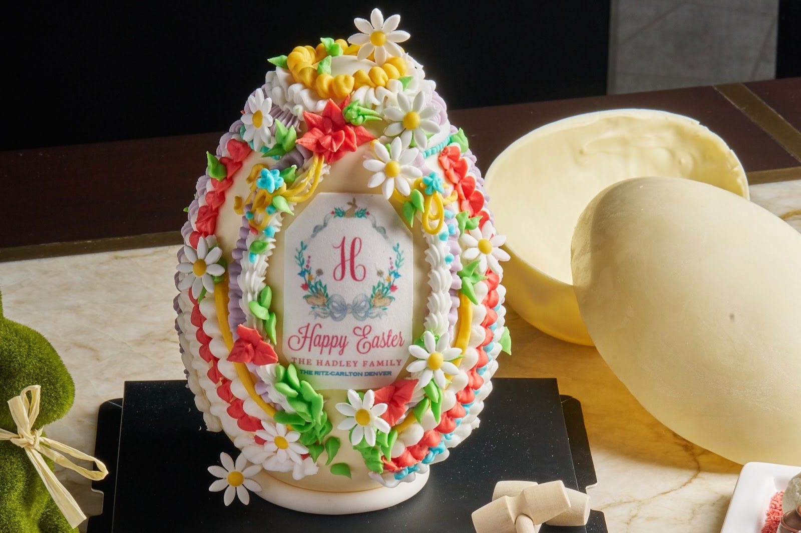 Learn to pipe and paint a charming Easter centerpiece | Photo by Elway’s - DiningOut Learn to pipe and paint a charming Easter centerpiece | Photo by Elway’s