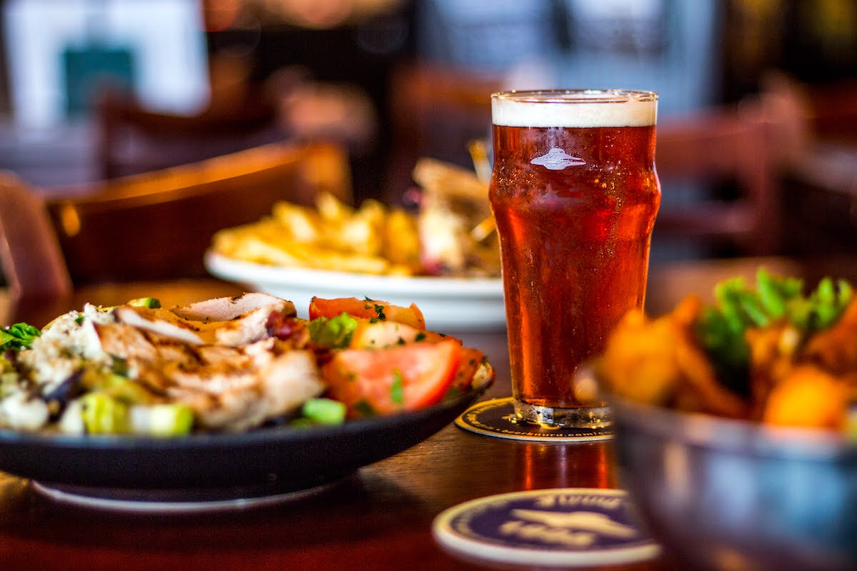 Flying Saucer Draught Emporium pairs craft beer with hearty pub fare, making it one of the best spots at DFW Airport to kick back before takeoff. | Photo by Flying Saucer