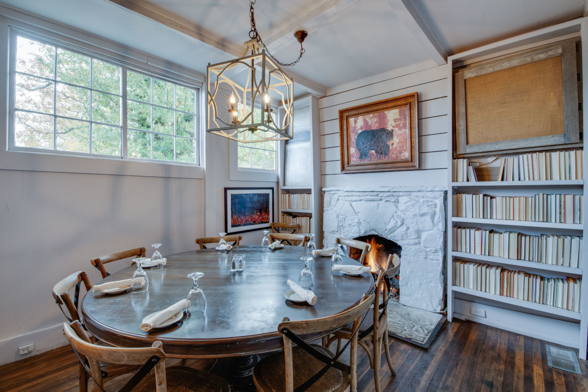 A cozy dining room inside Old Vinings Inn showcases the historic charm of the 1880s property. | Photo by Old Vinings Inn