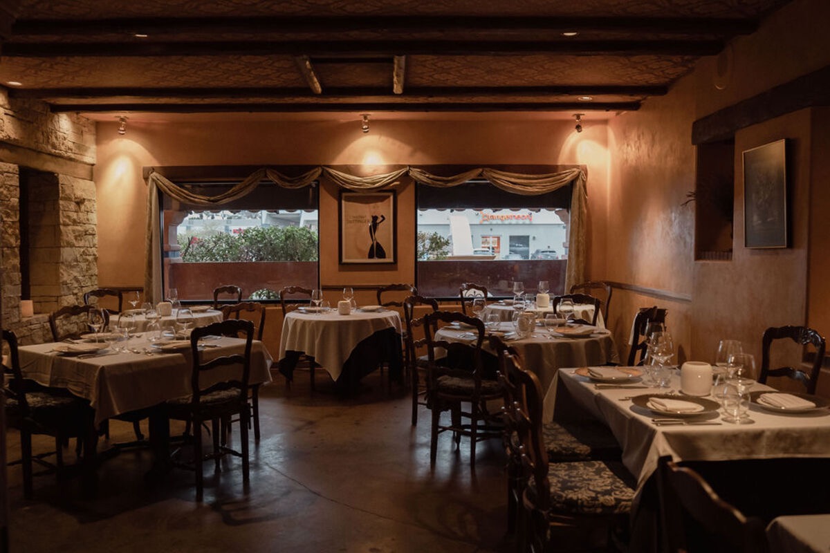 Dimly lit Vincent on Camelback restaurant with round tables, warm earth tone,s and soft lighting | Photo by Wandaline Joassin