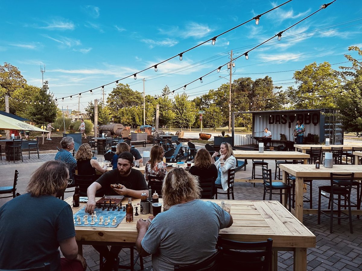 Das BBQ Grant Park Patio - DiningOut Das BBQ’s sprawling Grant Park patio features live music, lawn games, picnic-table seating, and plenty of space for dogs and their owners to kick back. | Photo by Das BBQ