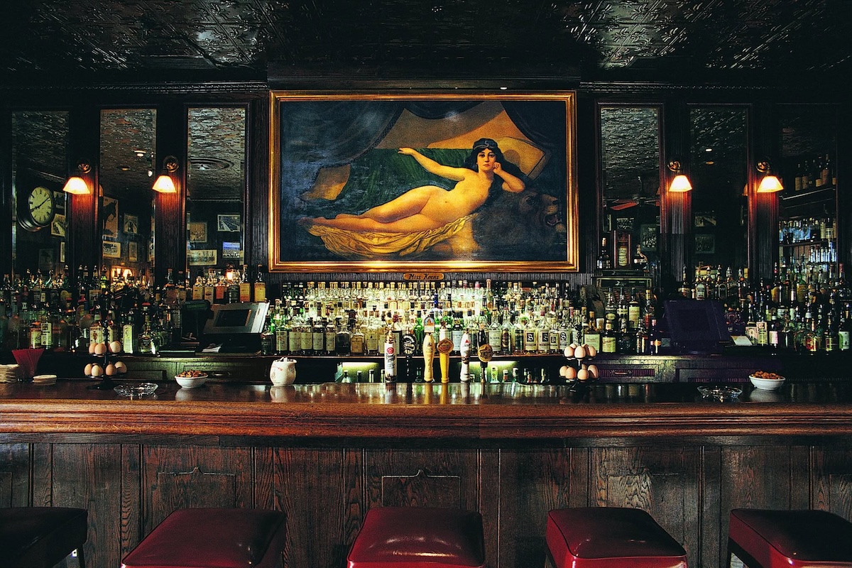 The stunning bar inside this NYC steakhouse. | Photo courtesy of Keen’s Steakhouse