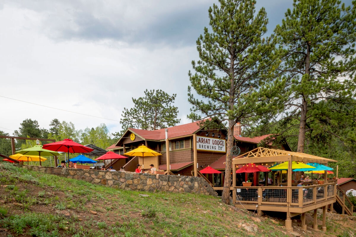 DEN_Lariat-Lodge_Brewing_Evergreen - DiningOut This outpost offers a deck with mountain views. | Photo courtesy of Lariat Lodge Brewing Company