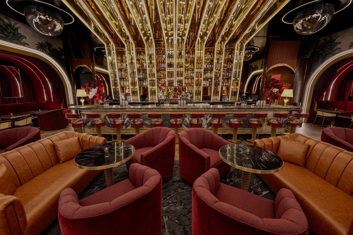 Inside this hot bar it feels like you entered a whole other world. | Photo courtesy of Tell Your Friends