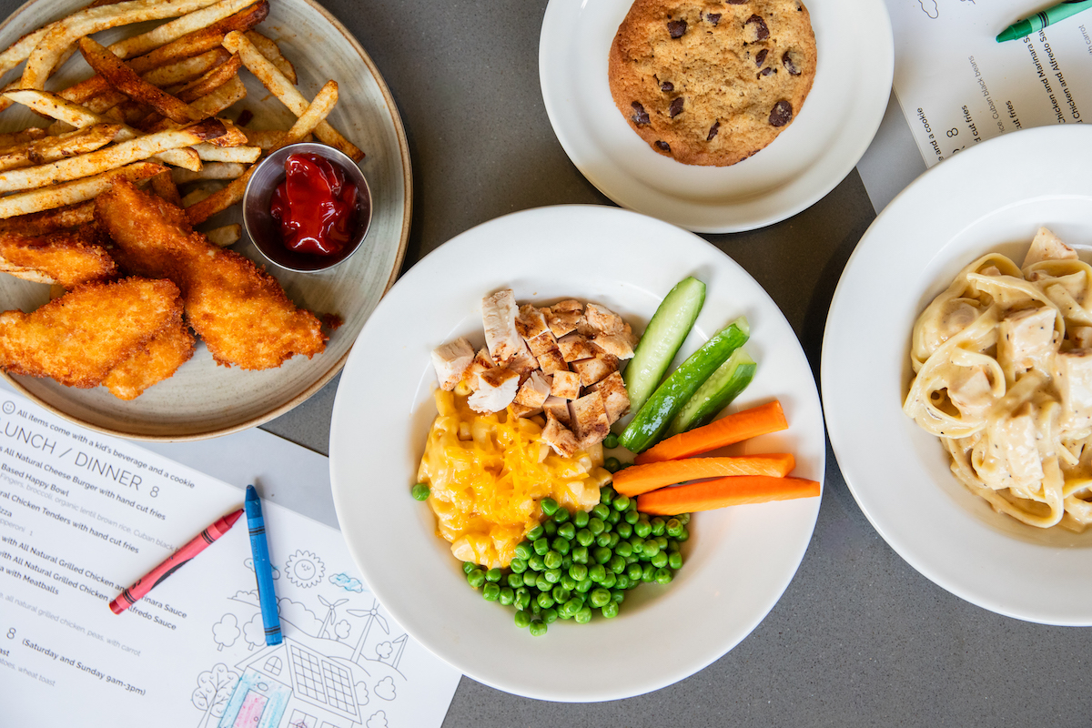 Hungry’s offers kid-friendly plates with choices such as grilled chicken, macaroni and cheese, fresh vegetables and a chocolate chip cookie. | Photo by Becca Wright.