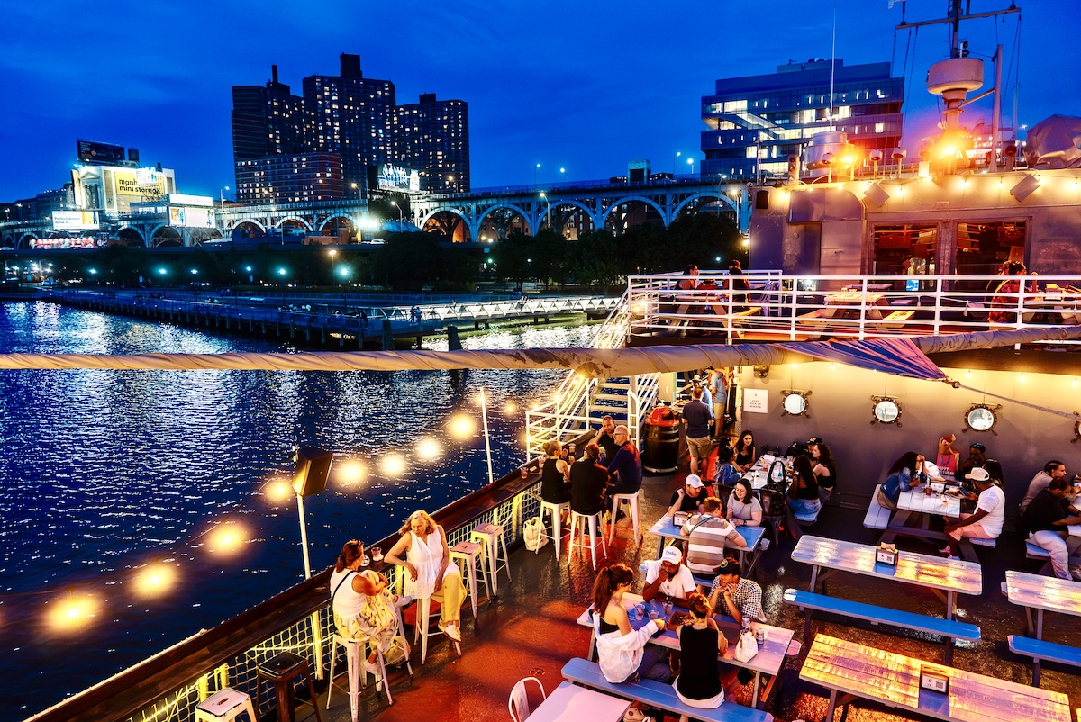 Twilight aboard this NYC boat. | Photo courtesy of Baylander Steel Beach