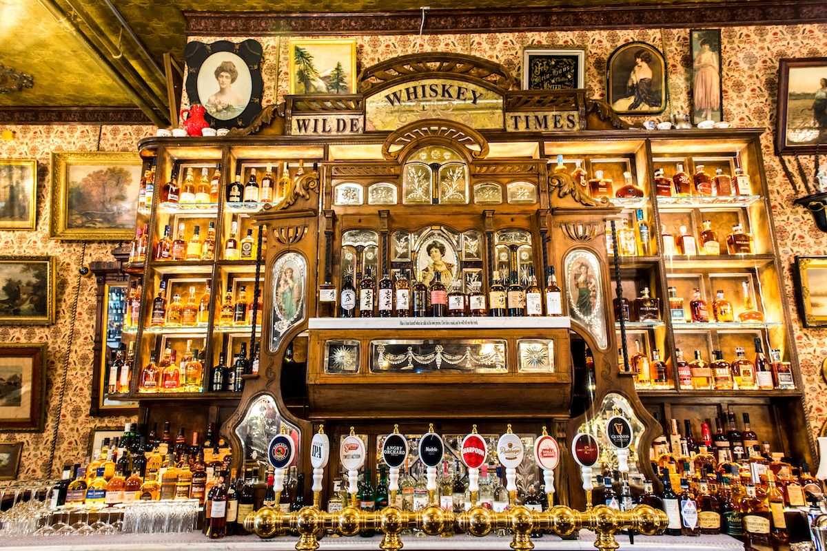 The ornate bar decking this poet-friendly spot in New York. | Photo courtesy of Oscar Wilde Restaurant & Bar
