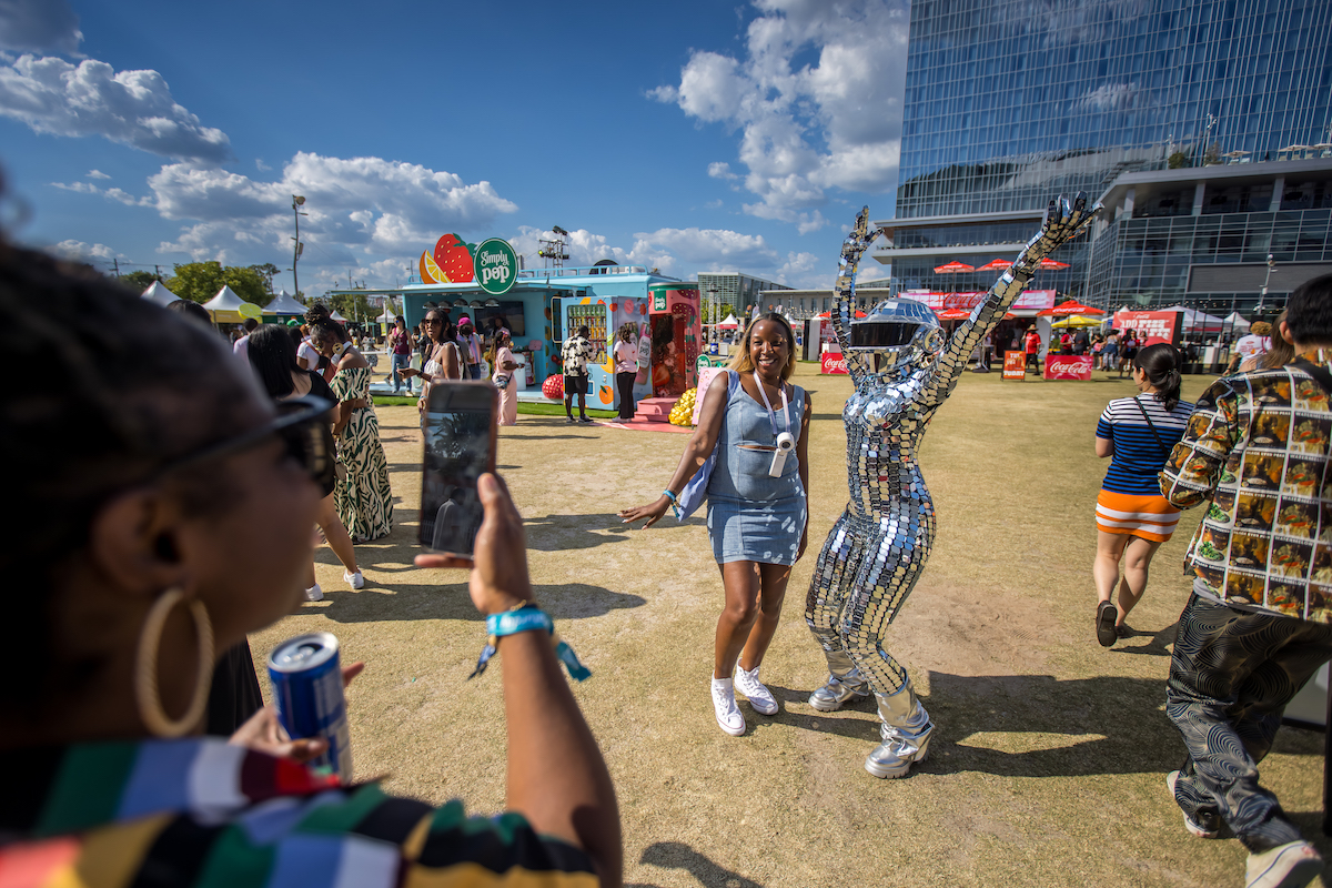 AFWF ATL - DiningOut Festivalgoers soak up the scene at The Home Depot Backyard during the Atlanta Food & Wine Festival. | Photo by Raftermen Photography